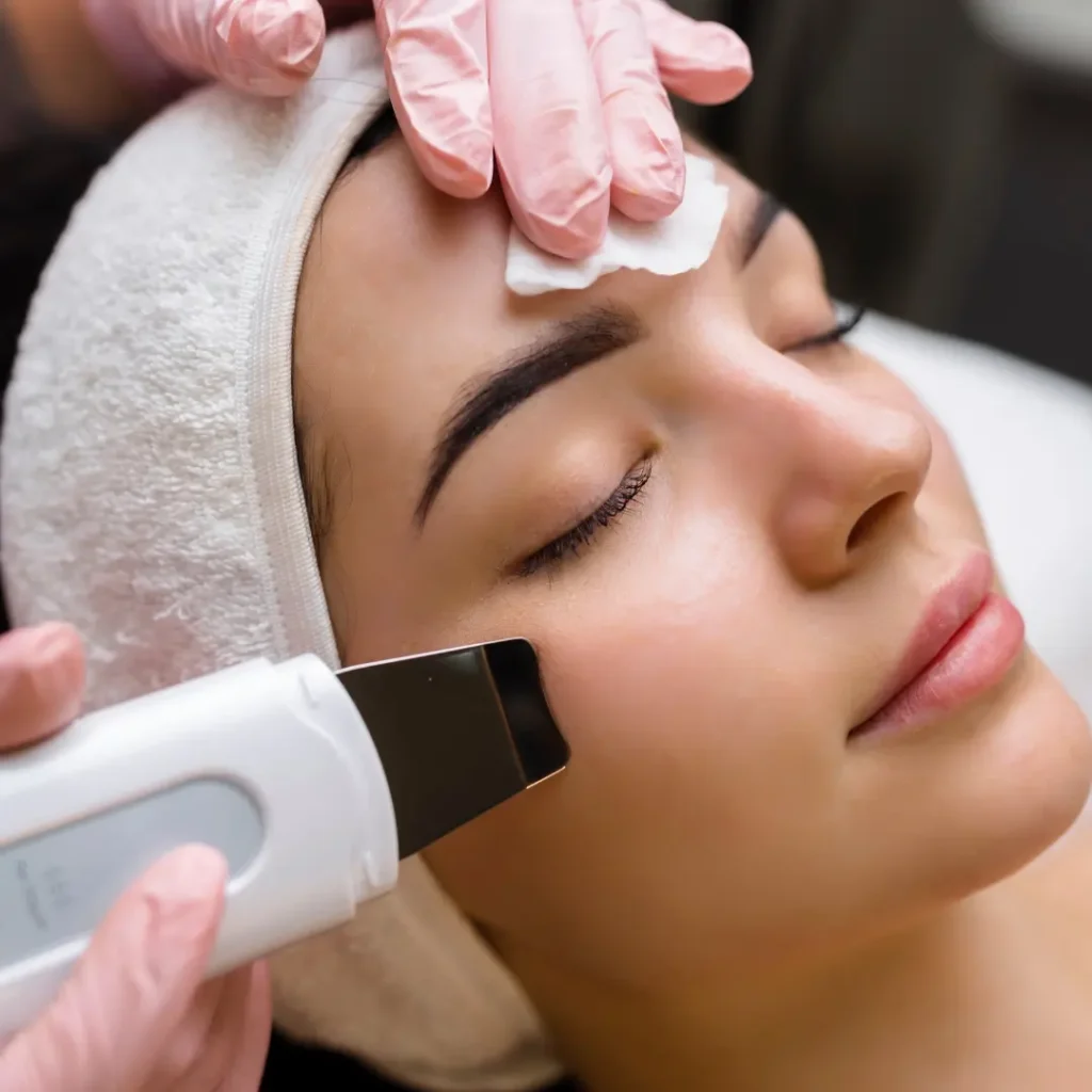 Tratamiento de higiene facial e hidratación en Estética Ito para limpiar la piel en profundidad, aportar luminosidad y mejorar la hidratación facial.