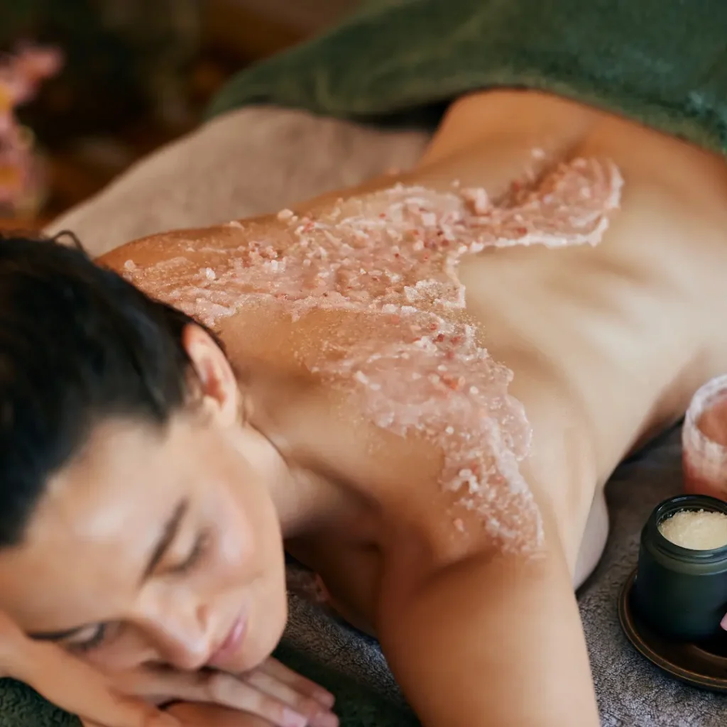 Tratamiento de peeling corporal e hidratación en Estética Ito para exfoliar la piel, renovar la textura y aportar suavidad, nutrición y luminosidad corporal.