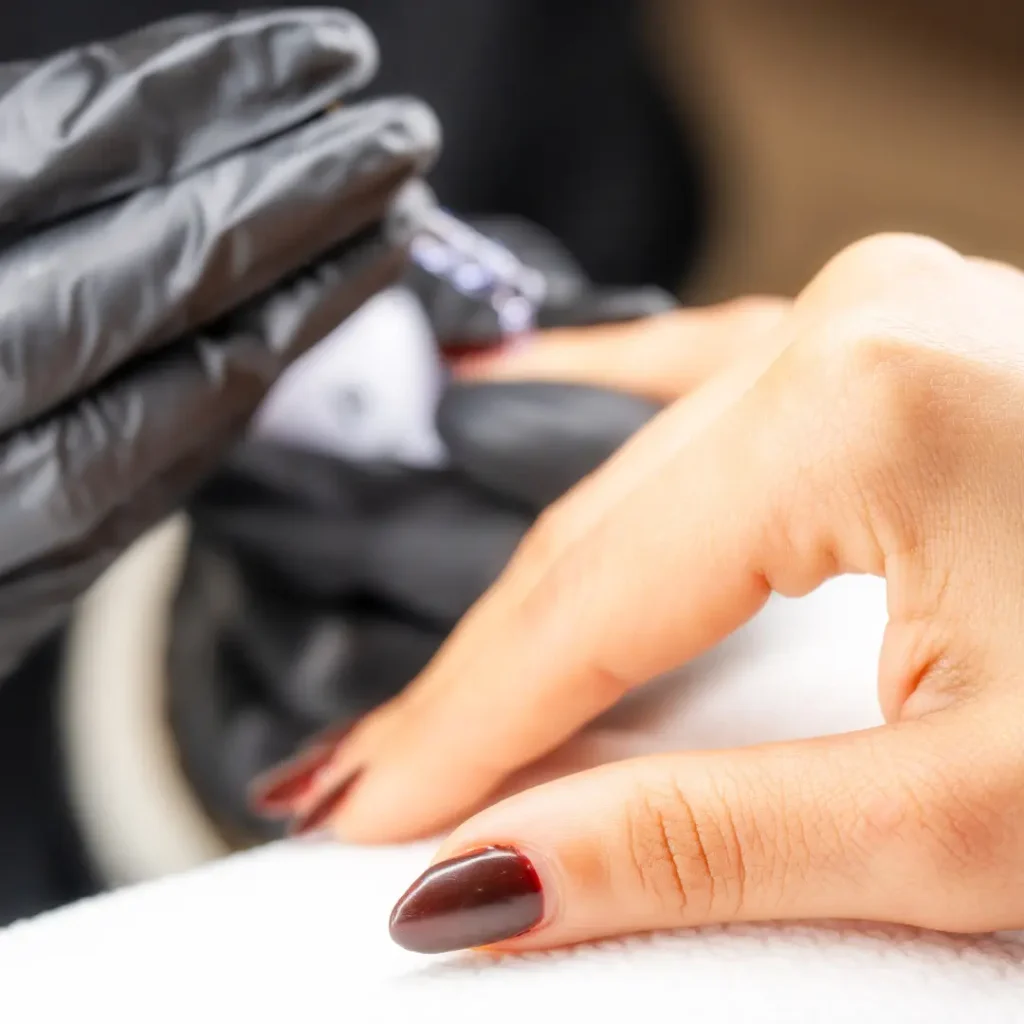 Servicio de manicura semipermanente en Estética Ito para lucir uñas cuidadas, esmaltado duradero, acabado brillante y manos bonitas.