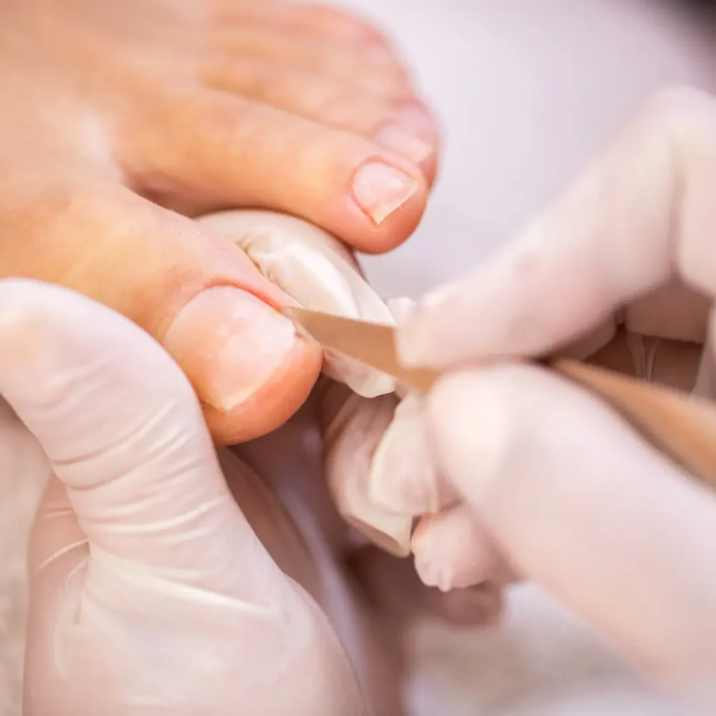 Manicura normal - Servicio de cuidado de manos y esmaltado tradicional