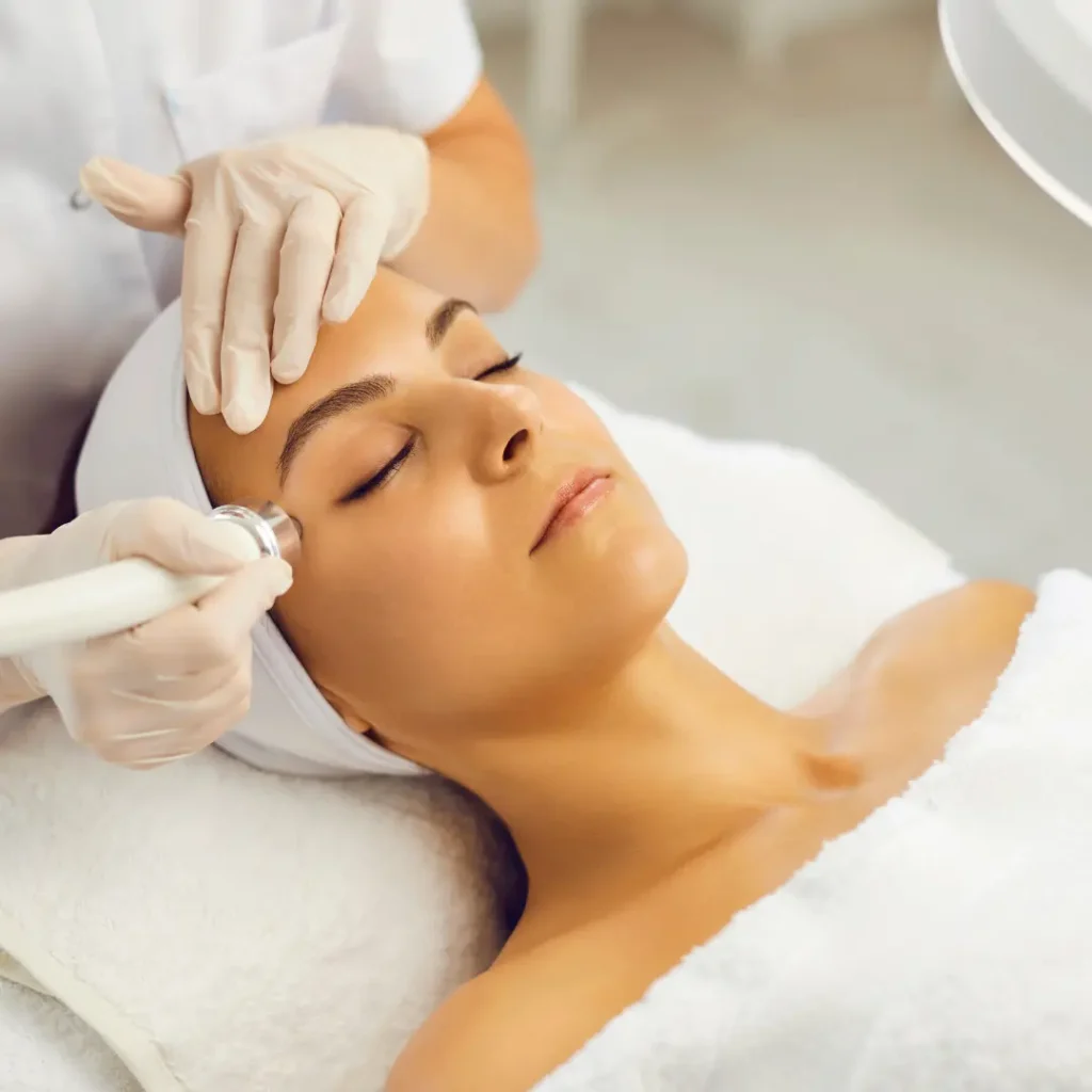 Tratamiento de radiofrecuencia facial en Estética Ito para reafirmar la piel, mejorar la flacidez, estimular colágeno y aportar efecto tensor.